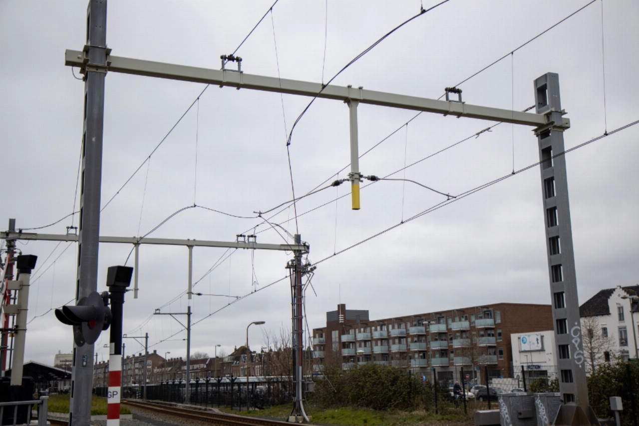 Vrachtwagen trekt bovenleiding metro bij Westhavenkade kapot